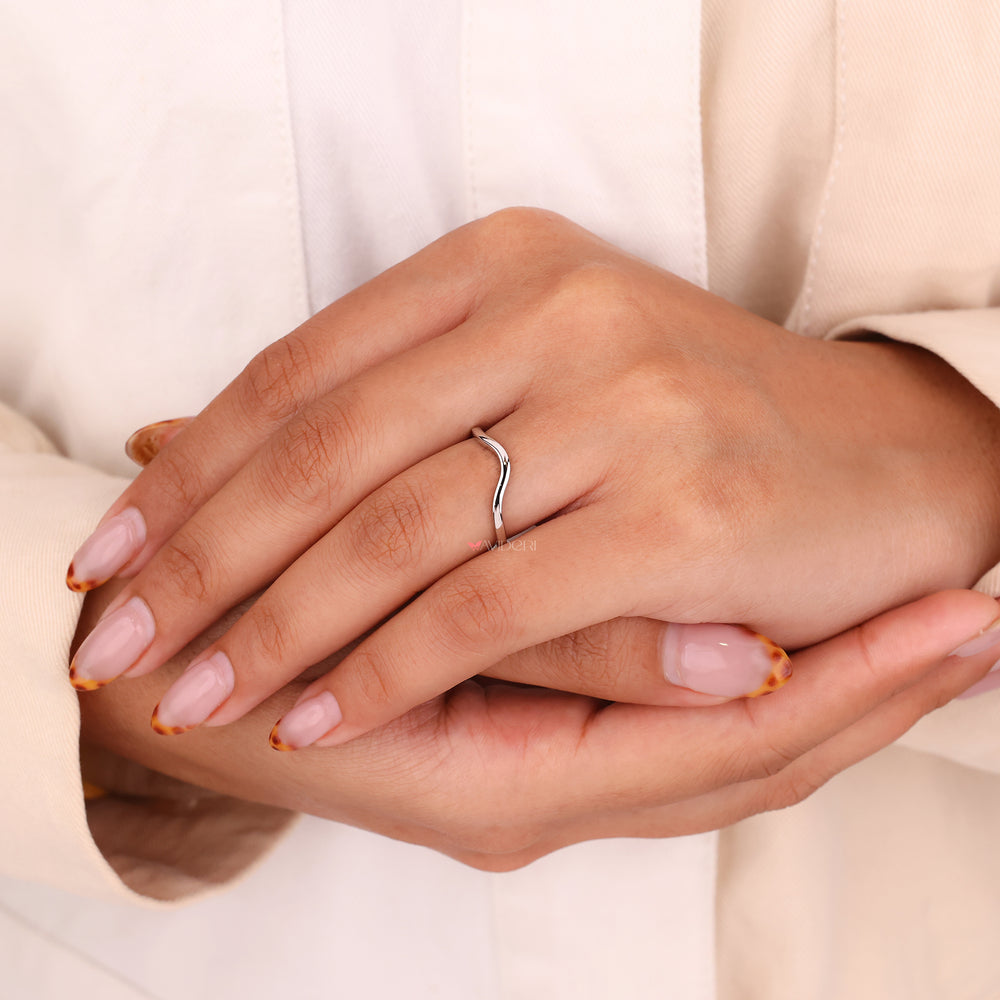 Handmade jewelry with a classic wedding band in white gold.