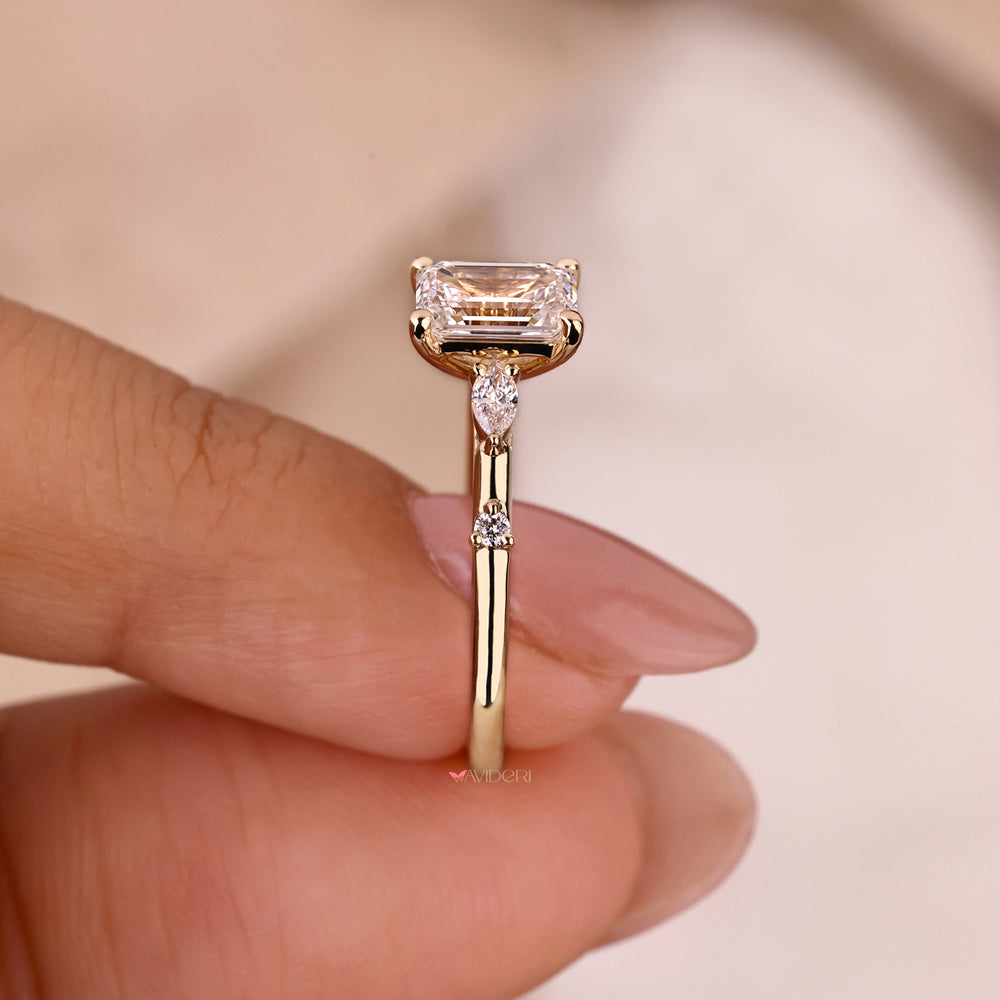 Beautiful emerald engagement ring with a modern and refined design.
