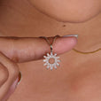 Moissanite round pendant with a brilliant shine.
