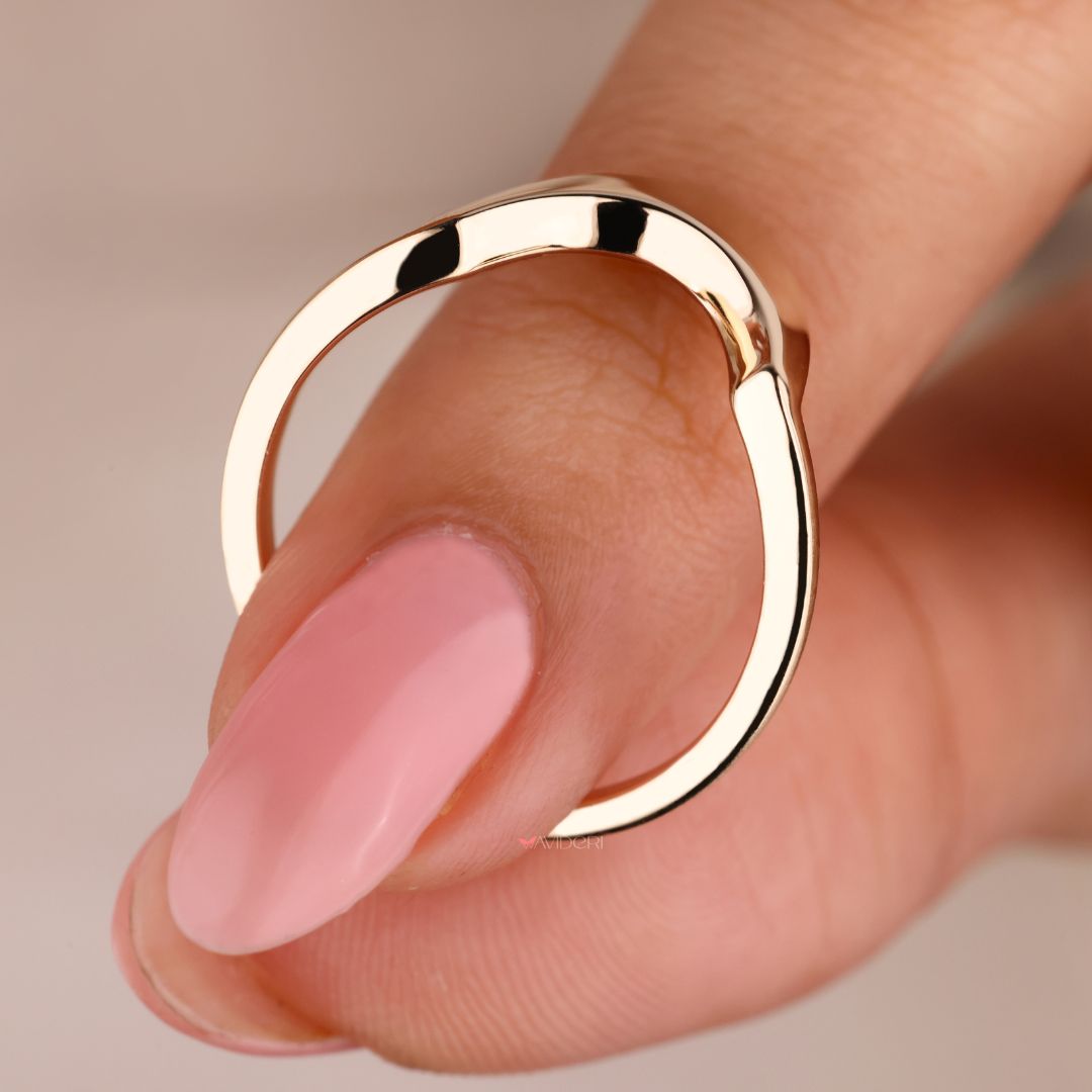 Classic metal band crafted for everyday elegance
