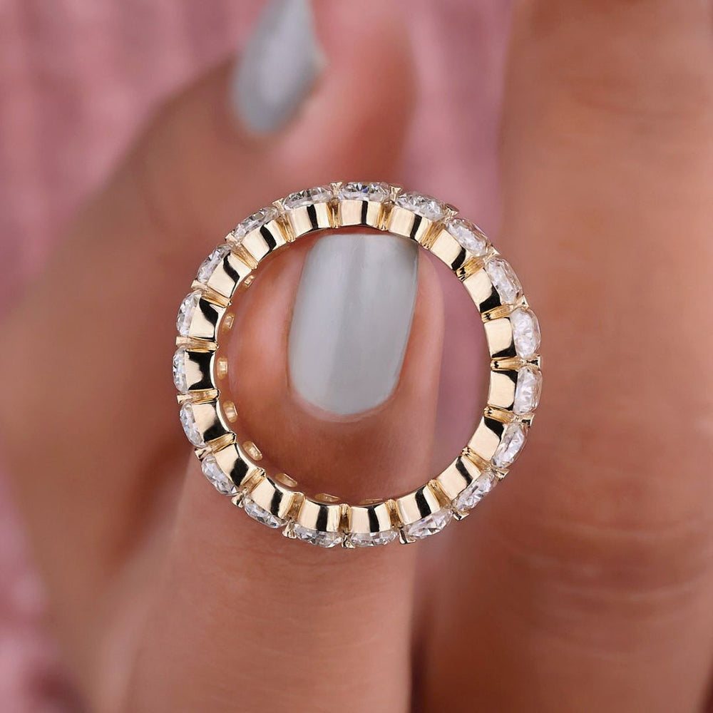A yellow gold wedding band provides a sleek, polished look.
