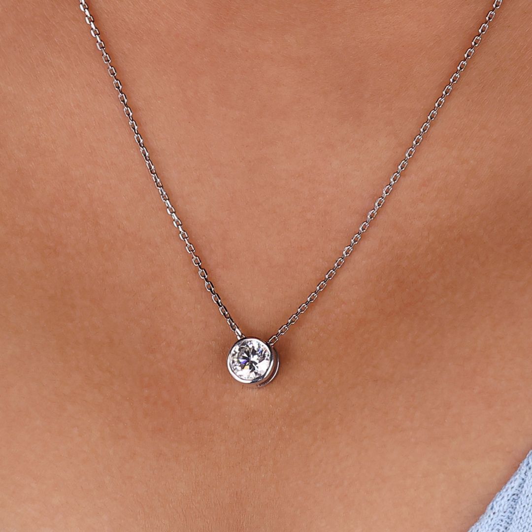 Round moissanite pendant in a round cut design.
