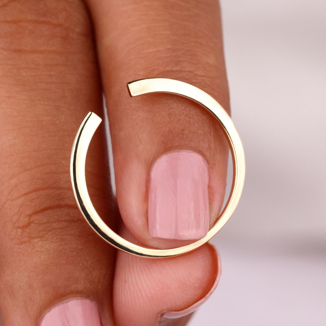 This classic wedding band has a simple, elegant design.

