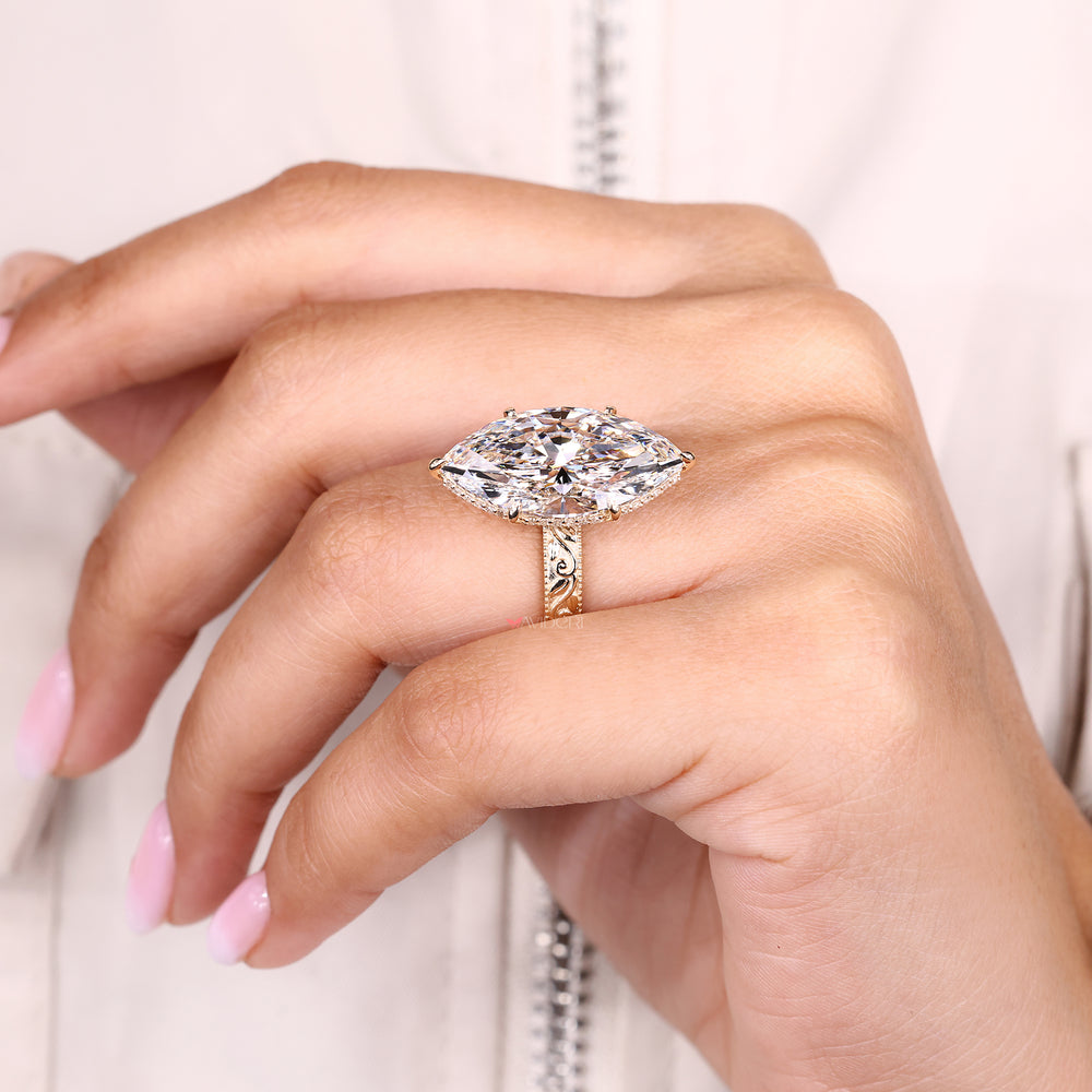 Nature inspired diamond ring in yellow gold.