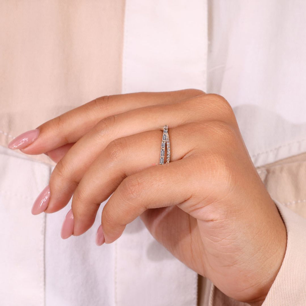 Lab grown diamond ring in a modern and elegant setting.
