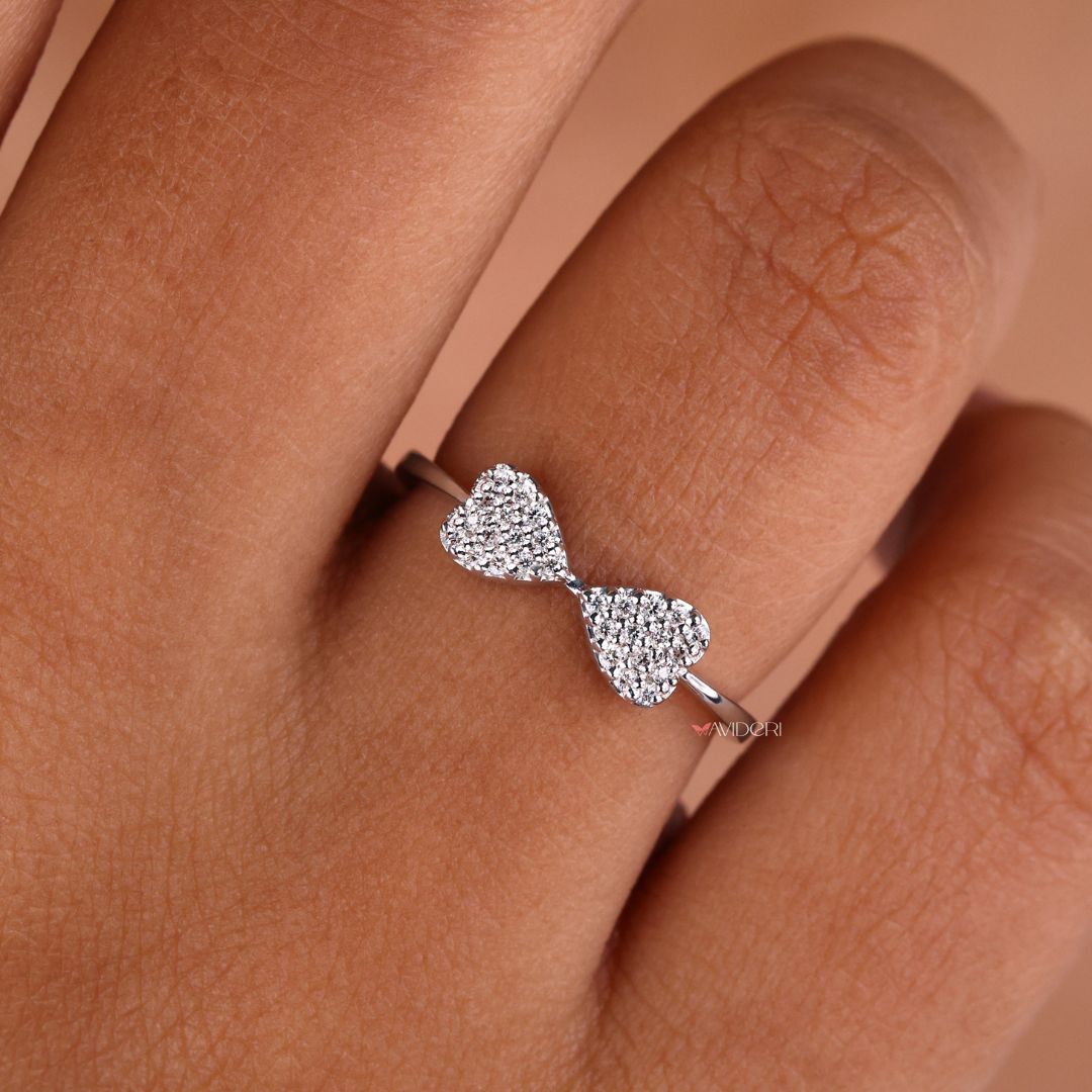 Moissanite gold ring with a radiant round cut
