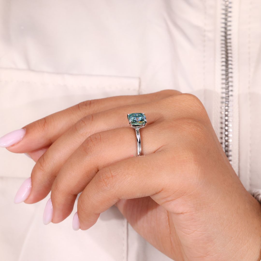 Cushion cut ring set in white gold for a sophisticated and modern style.
