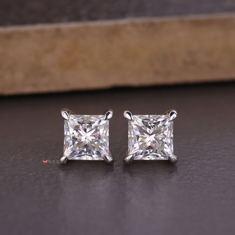 These stud white gold earrings provide a polished, refined look.