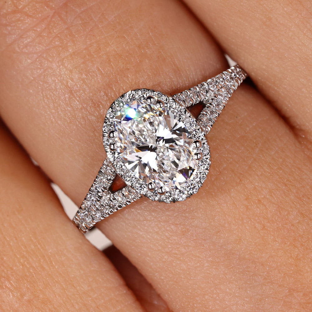 Oval diamond ring with a stunning gold oval ring design.
