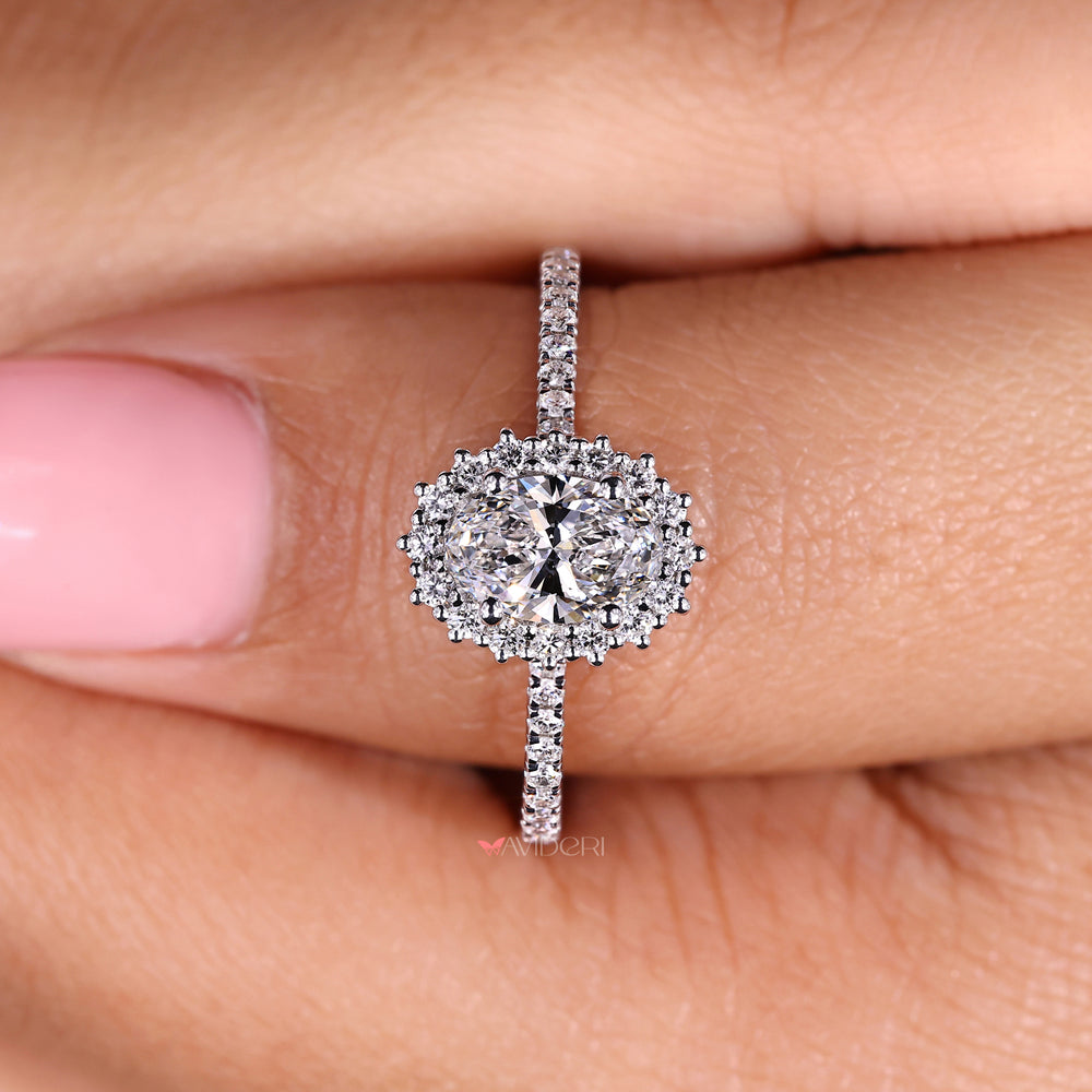 Round diamond ring with a classic and radiant appeal
