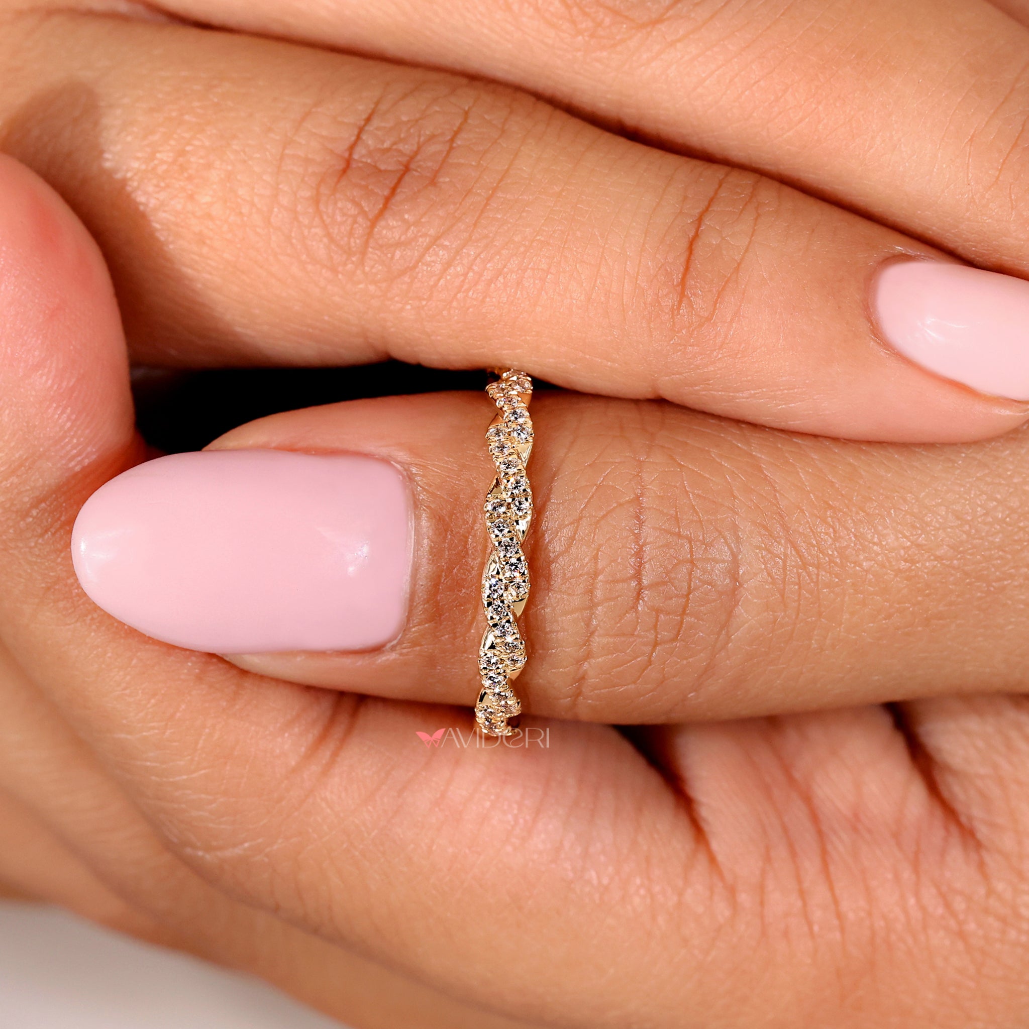 Twisted band made with IGI-certified lab-grown diamonds for sustainable luxury.
