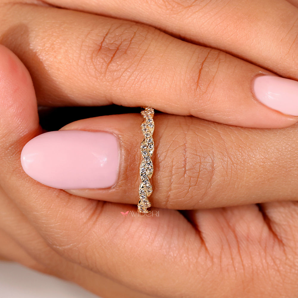 Twisted band made with IGI-certified lab-grown diamonds for sustainable luxury.
