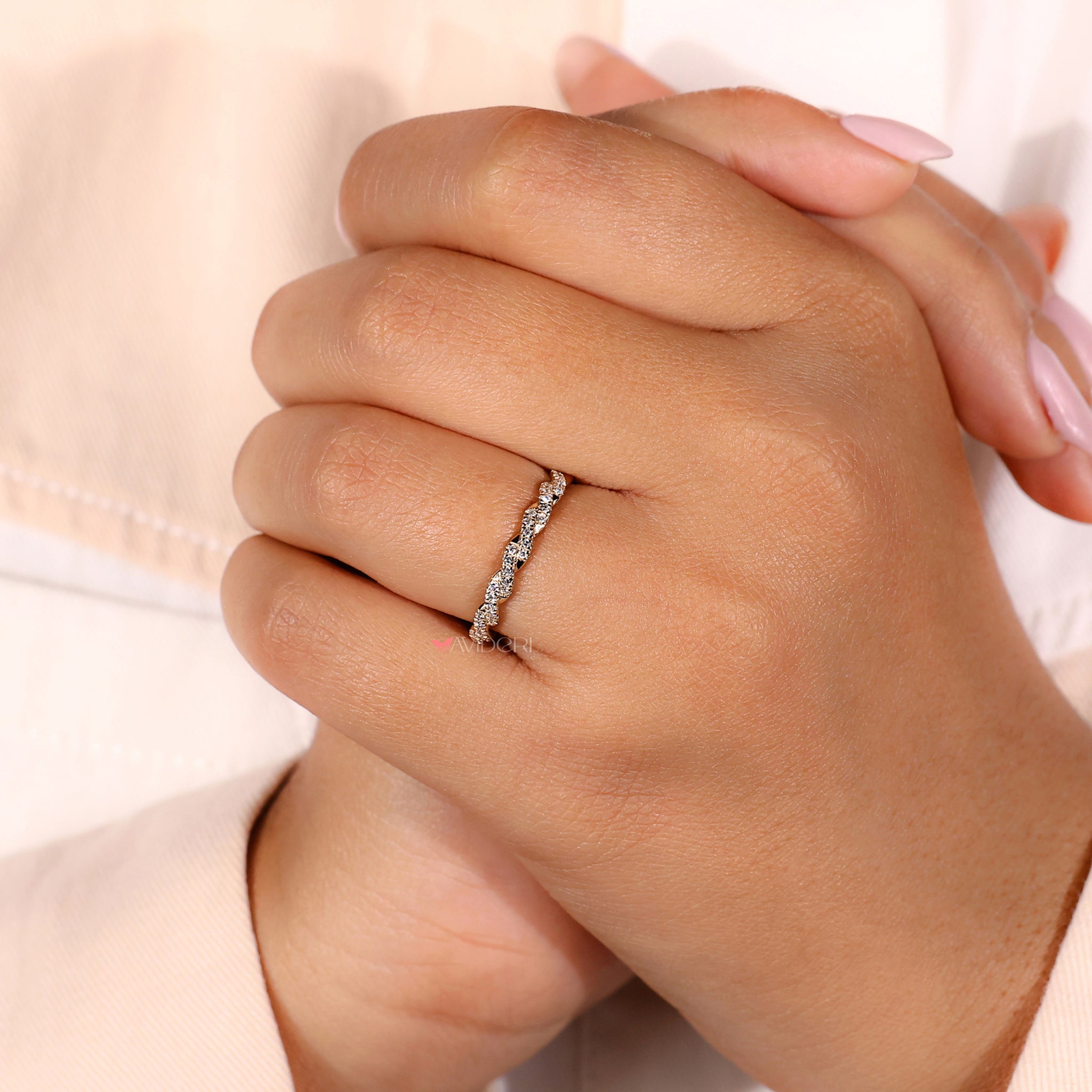 Diamond band with round diamond detailing for added sophistication.

