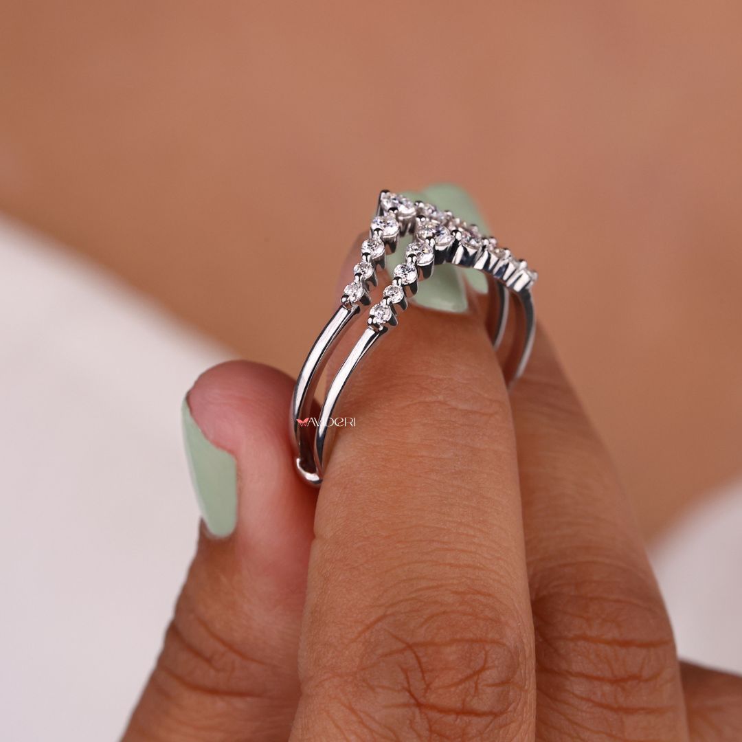 White gold band delivers bright shine and a classic design for everyday wear.
