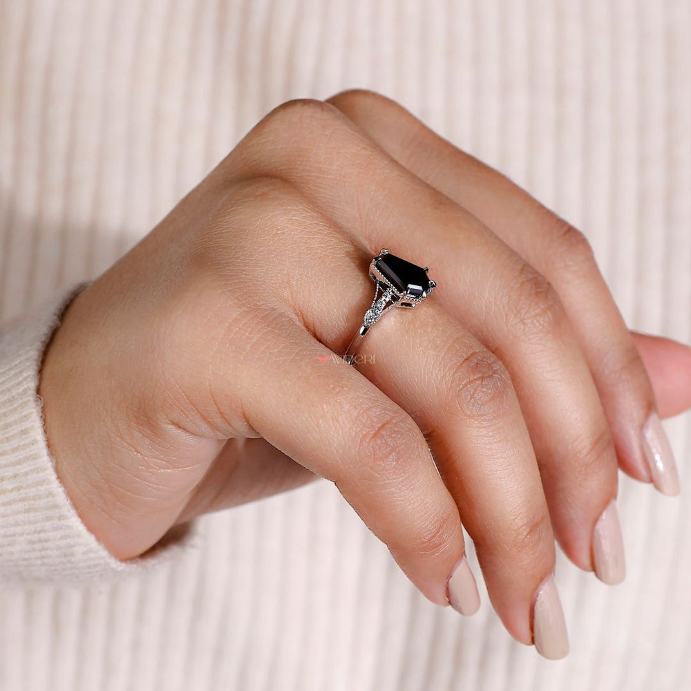 Avideri ring offering unparalleled beauty with its unique design.
