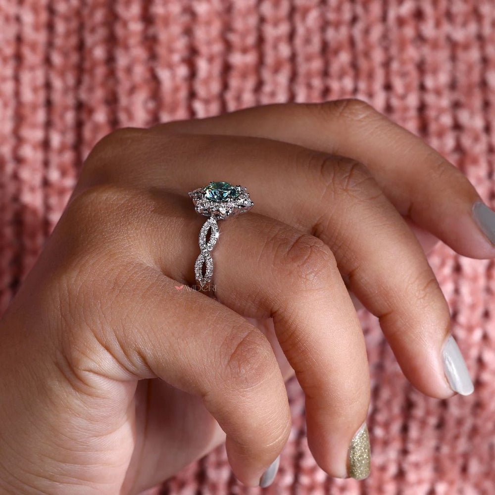Flower style halo ring featuring a round cut ring for added elegance.
