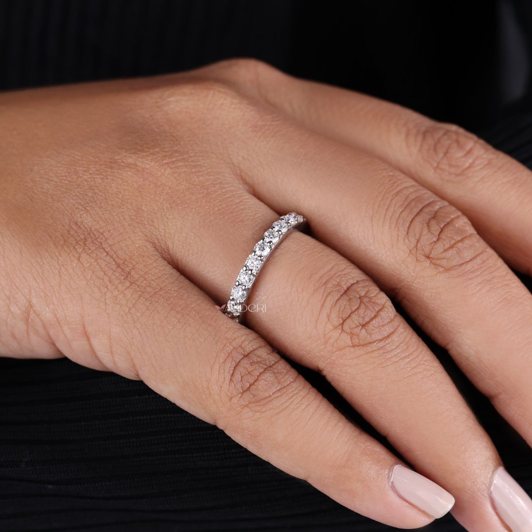Round cut moissanite delivers brilliant fire and symmetry in a refined finish.
