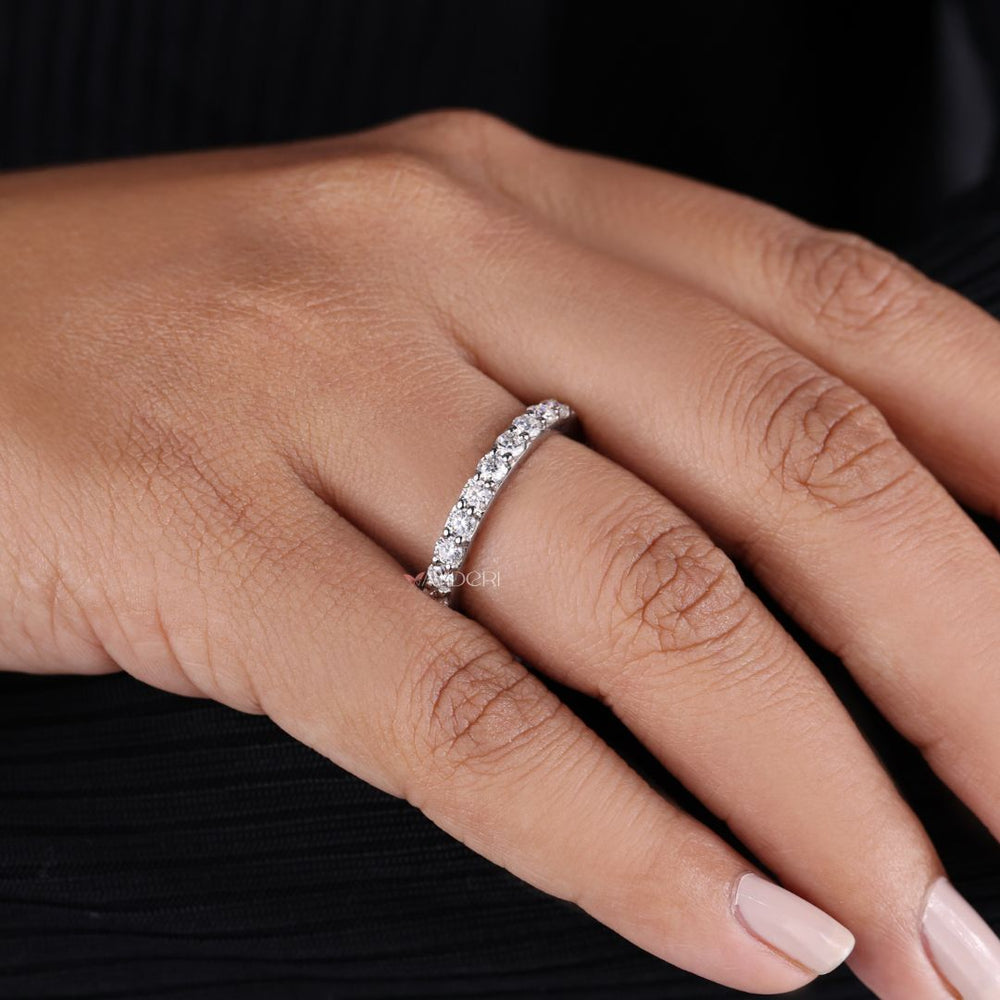 Round cut moissanite delivers brilliant fire and symmetry in a refined finish.
