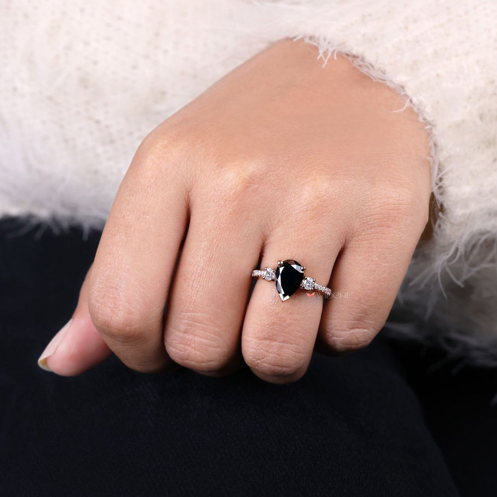 Round diamond engagement ring crafted for a classic look

