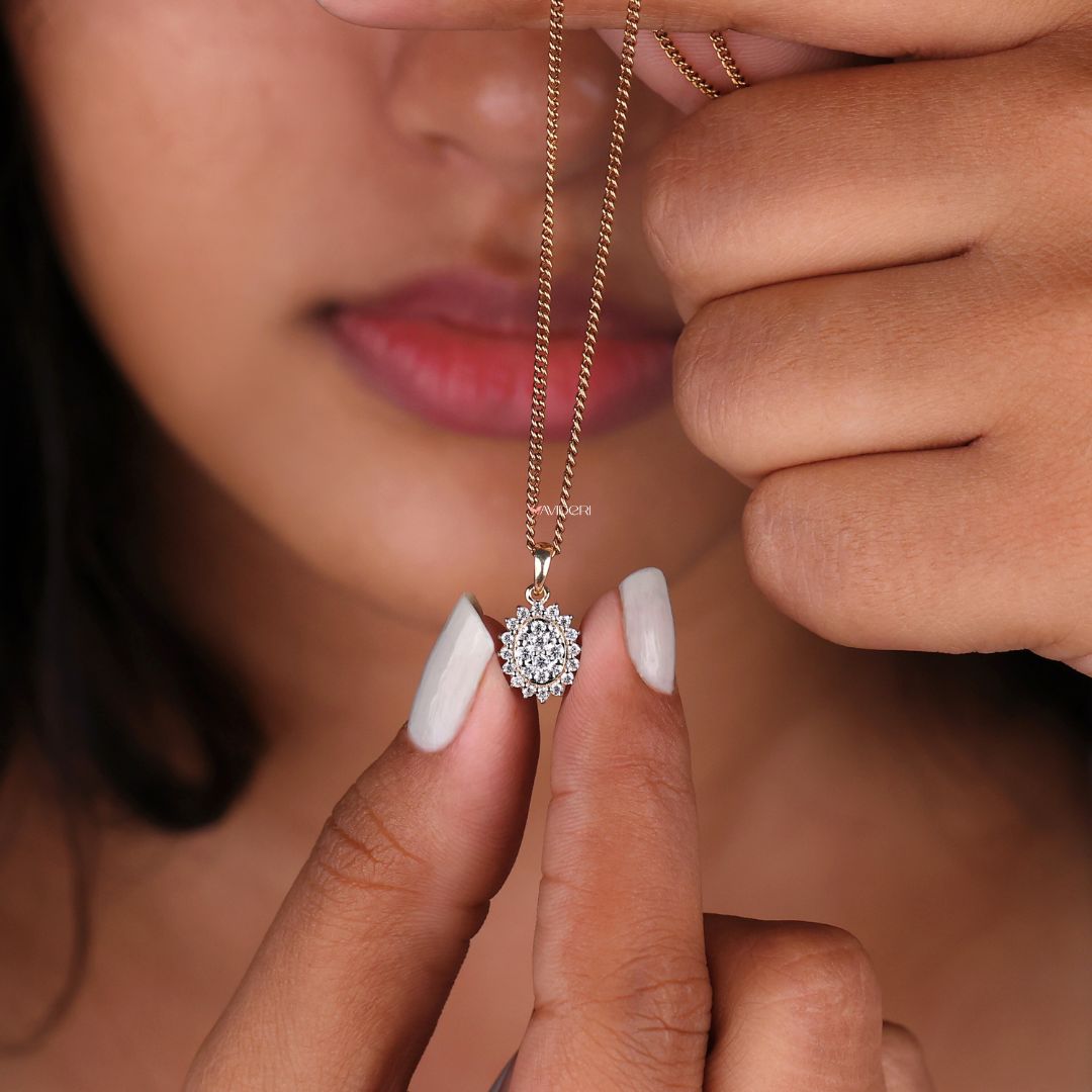 Oval halo pendant with a classic and elegant shape.