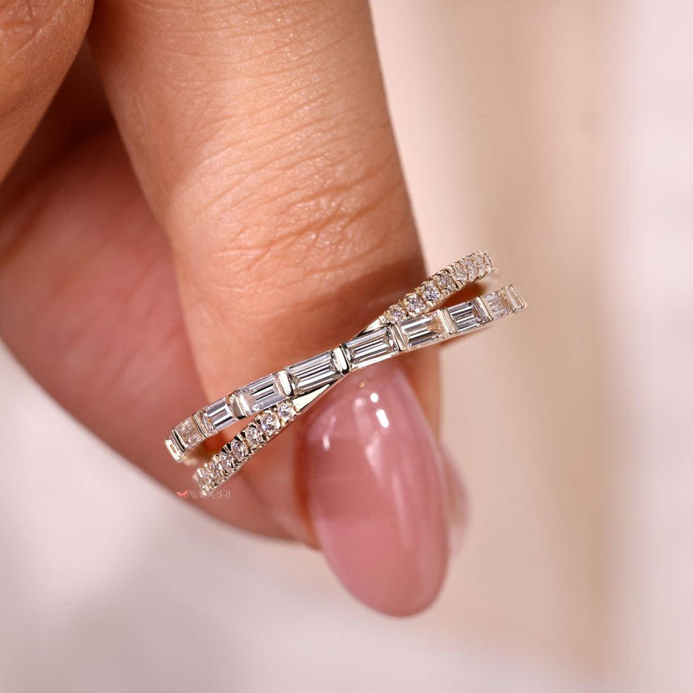 Baguette wedding band in yellow gold with stunning diamonds.
