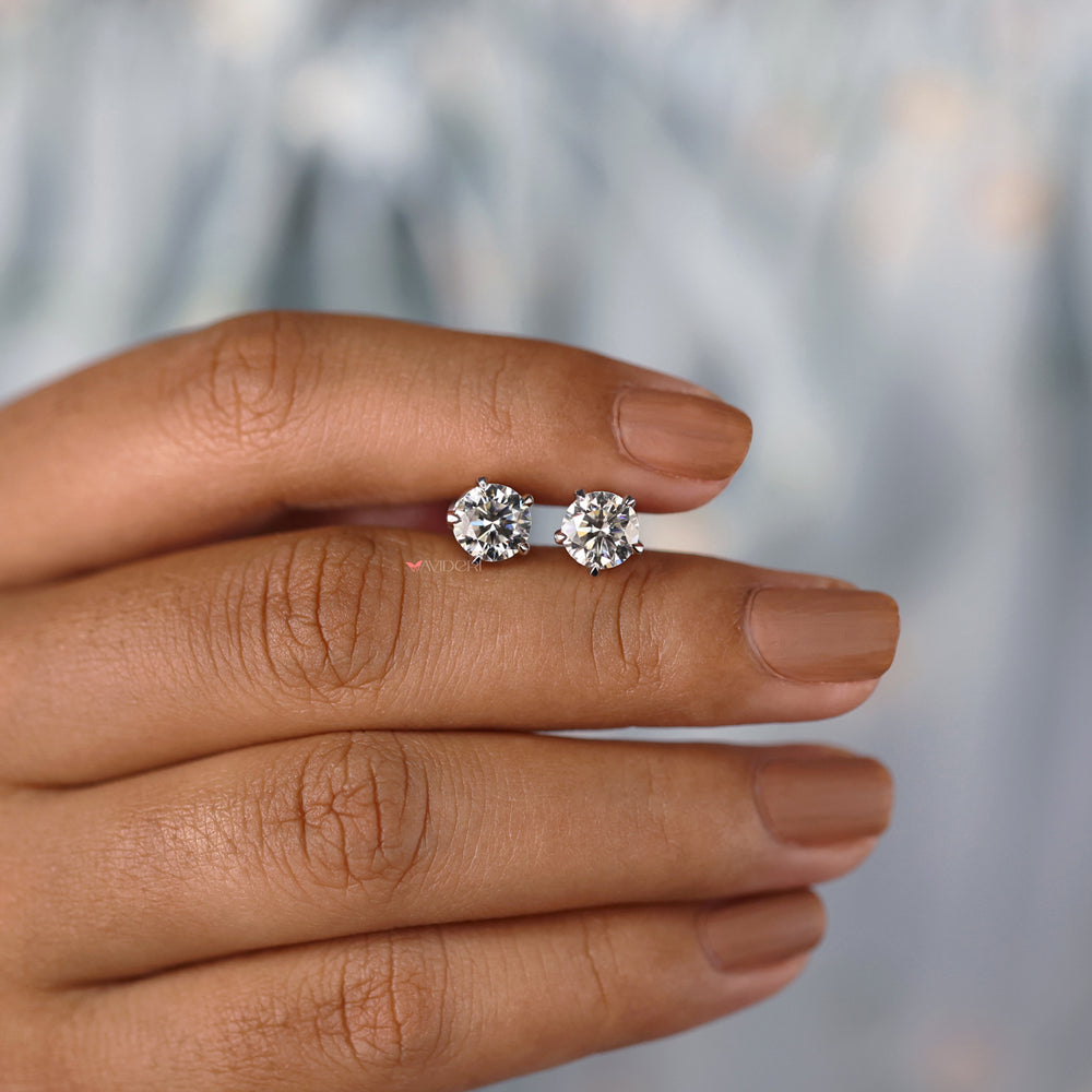 This stud earring set offers a simple, classic design.