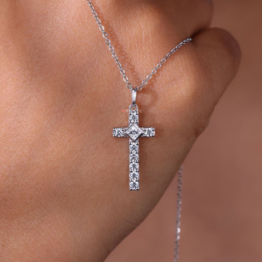 Cross pendant necklace perfect for meaningful moments
