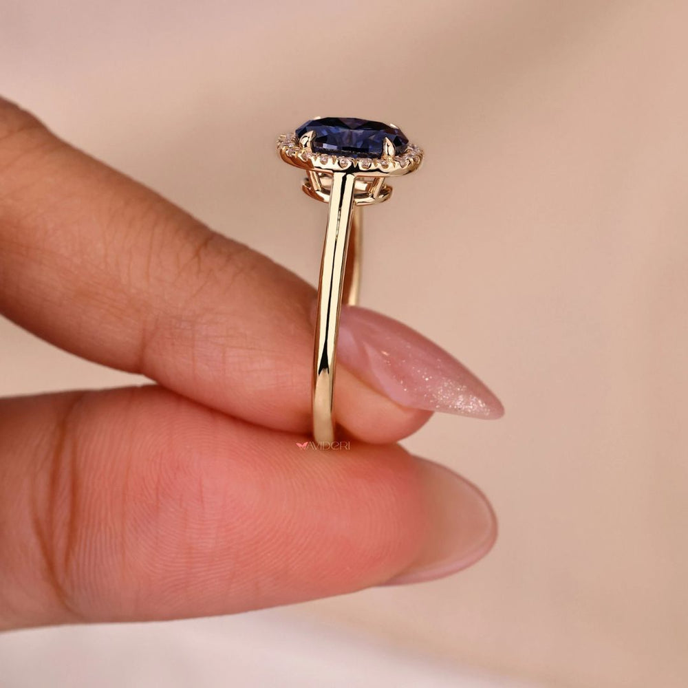 This oval engagement ring highlights timeless beauty with its smooth, rounded shape.
