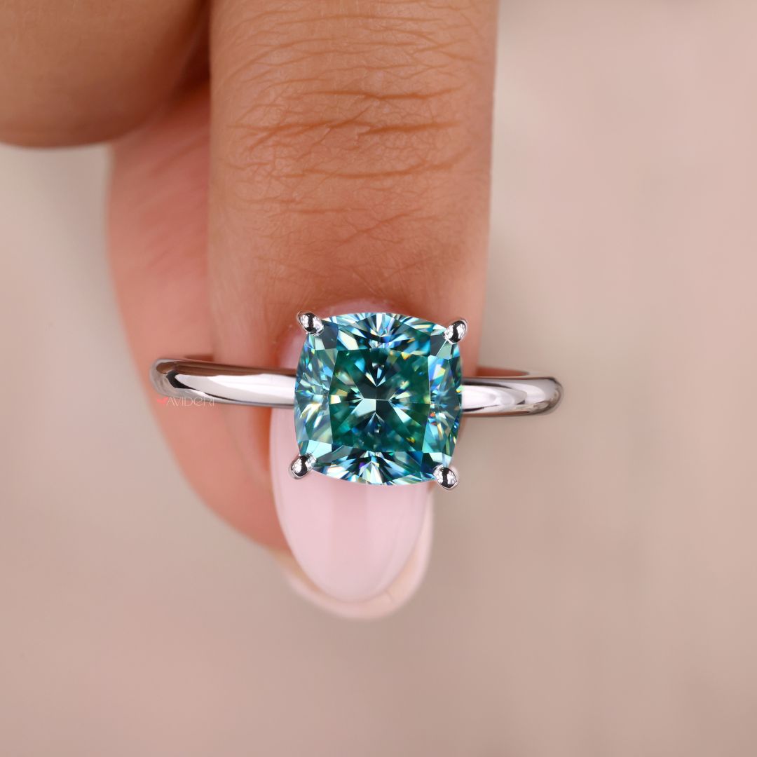 Cushion cut engagement ring in white gold for a timeless and elegant design.
