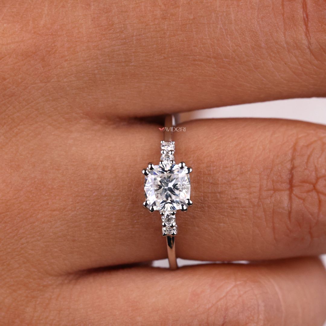 Round cut engagement ring offering classic shape and perfect brilliance.
