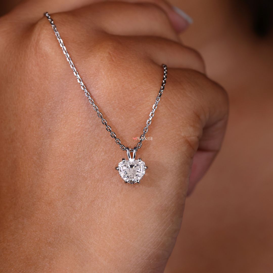 Moissanite pendant with a brilliant shine.
