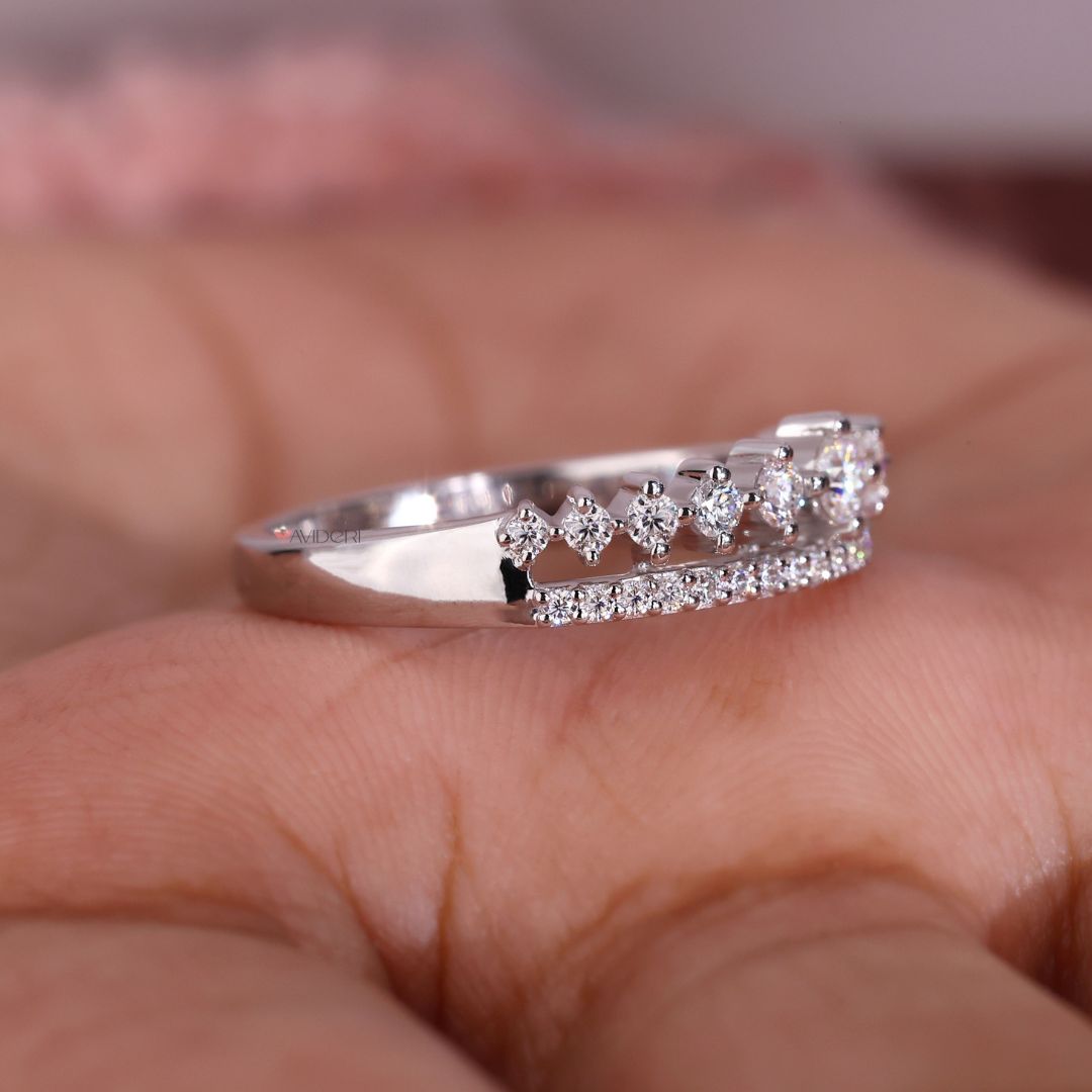 Round cut band featuring brilliant diamonds for a stunning appearance.
