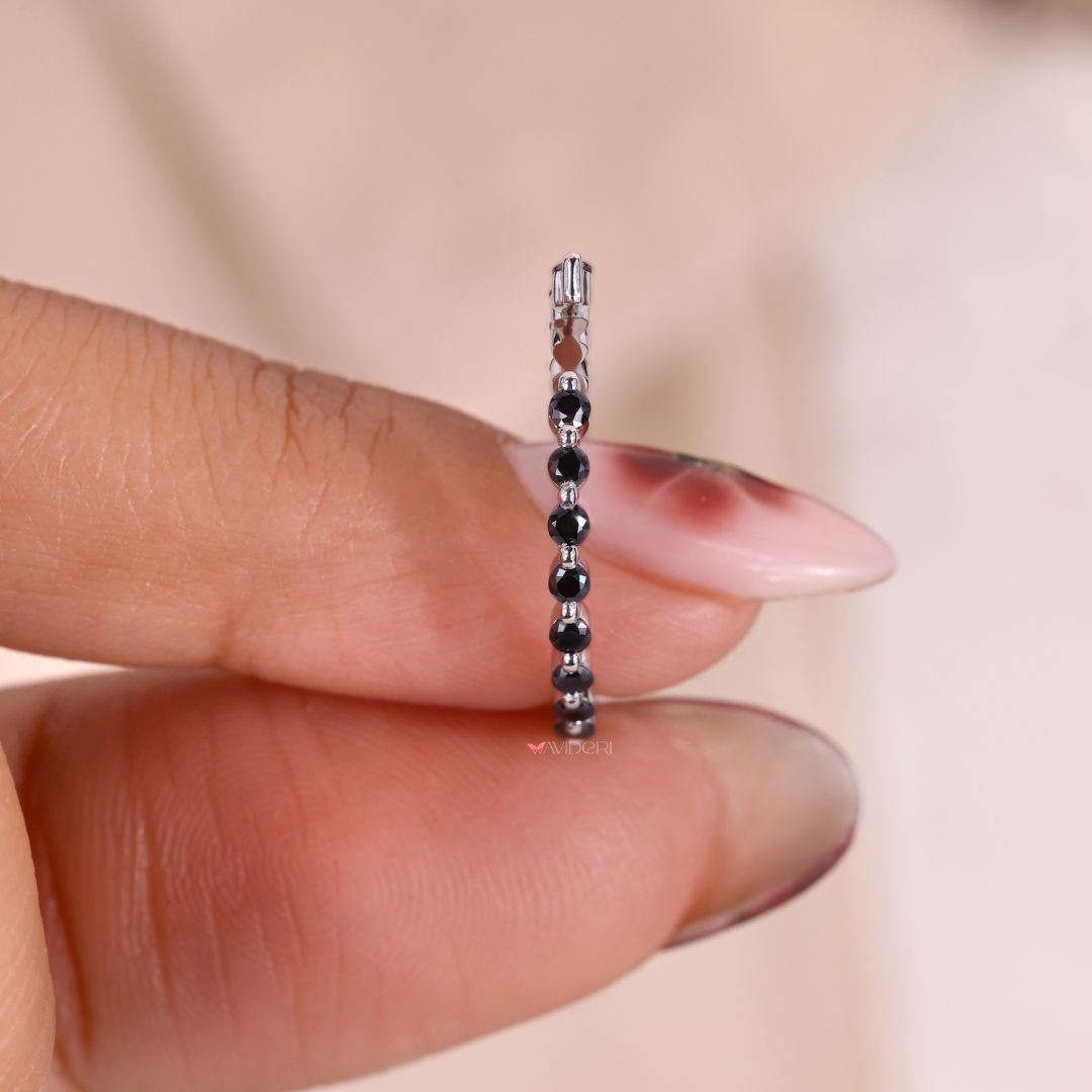 The Avideri band offers luxury and precision in every detail.