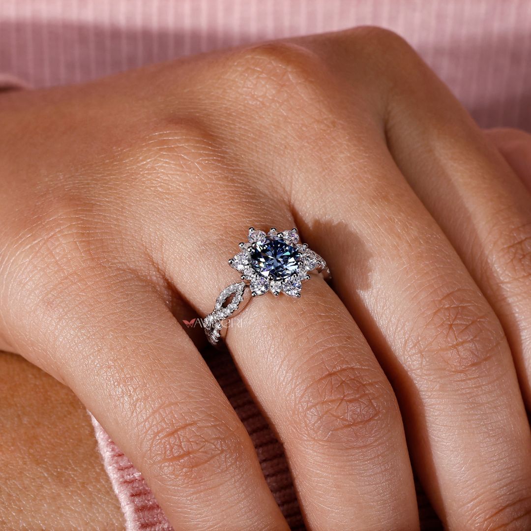 Avideri ring with a custom, stylish design perfect for any special occasion.
