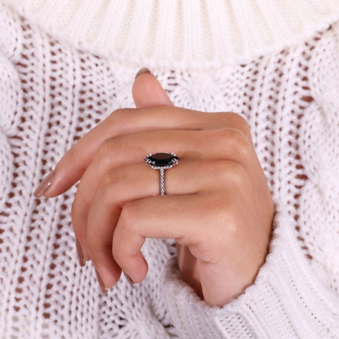 Buy engagement ring with timeless and modern appeal.
