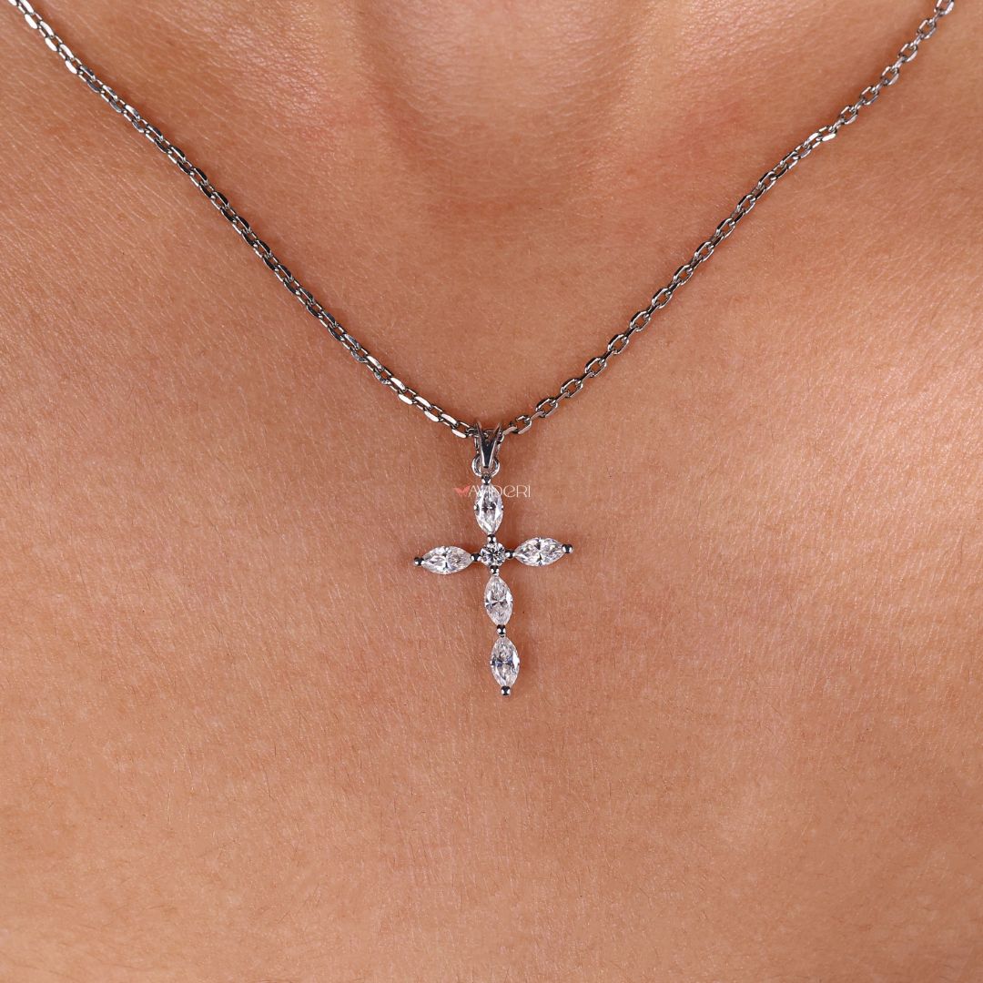 Lab Grown Diamond pendant with radiant shine
