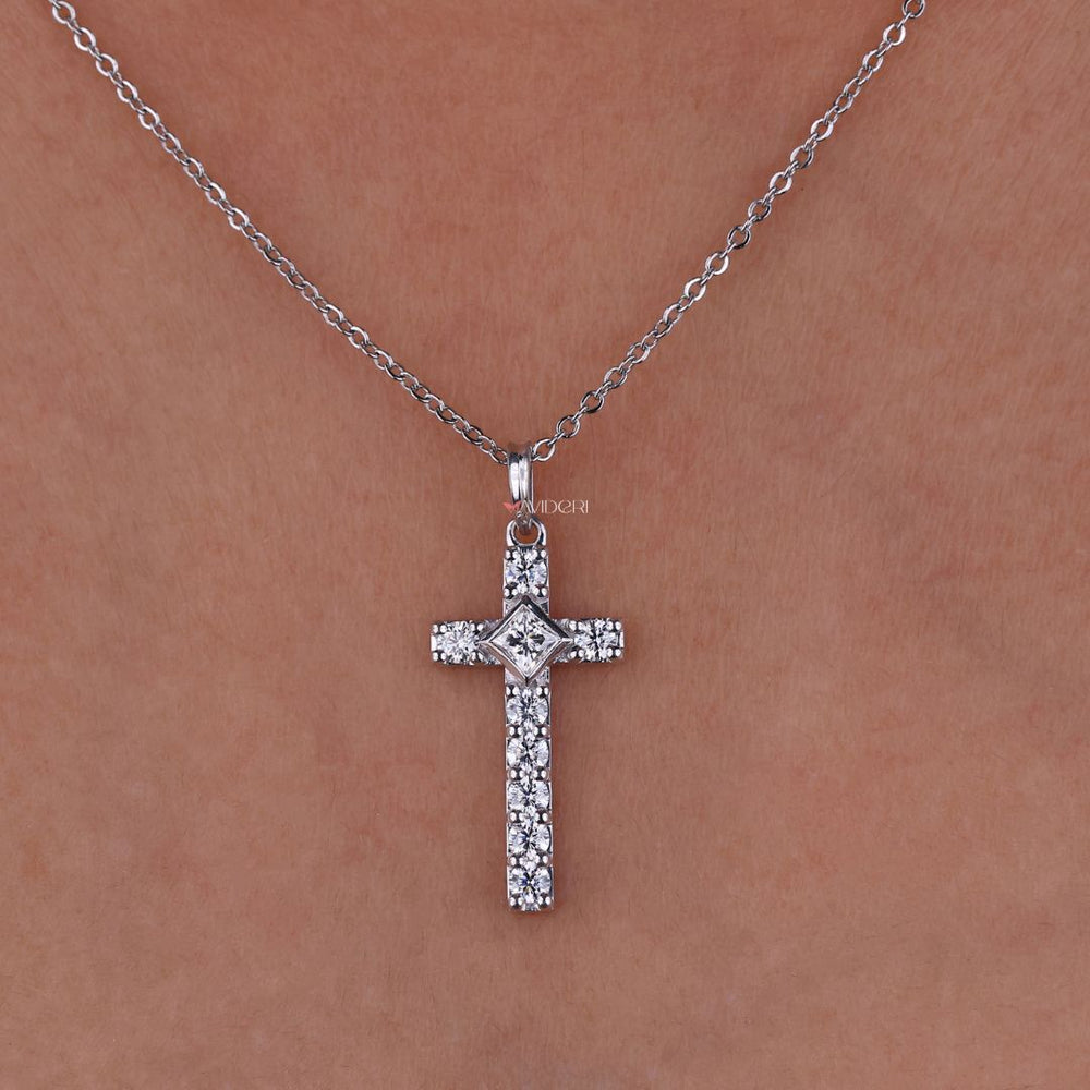White gold pendant necklace featuring classic sparkle
