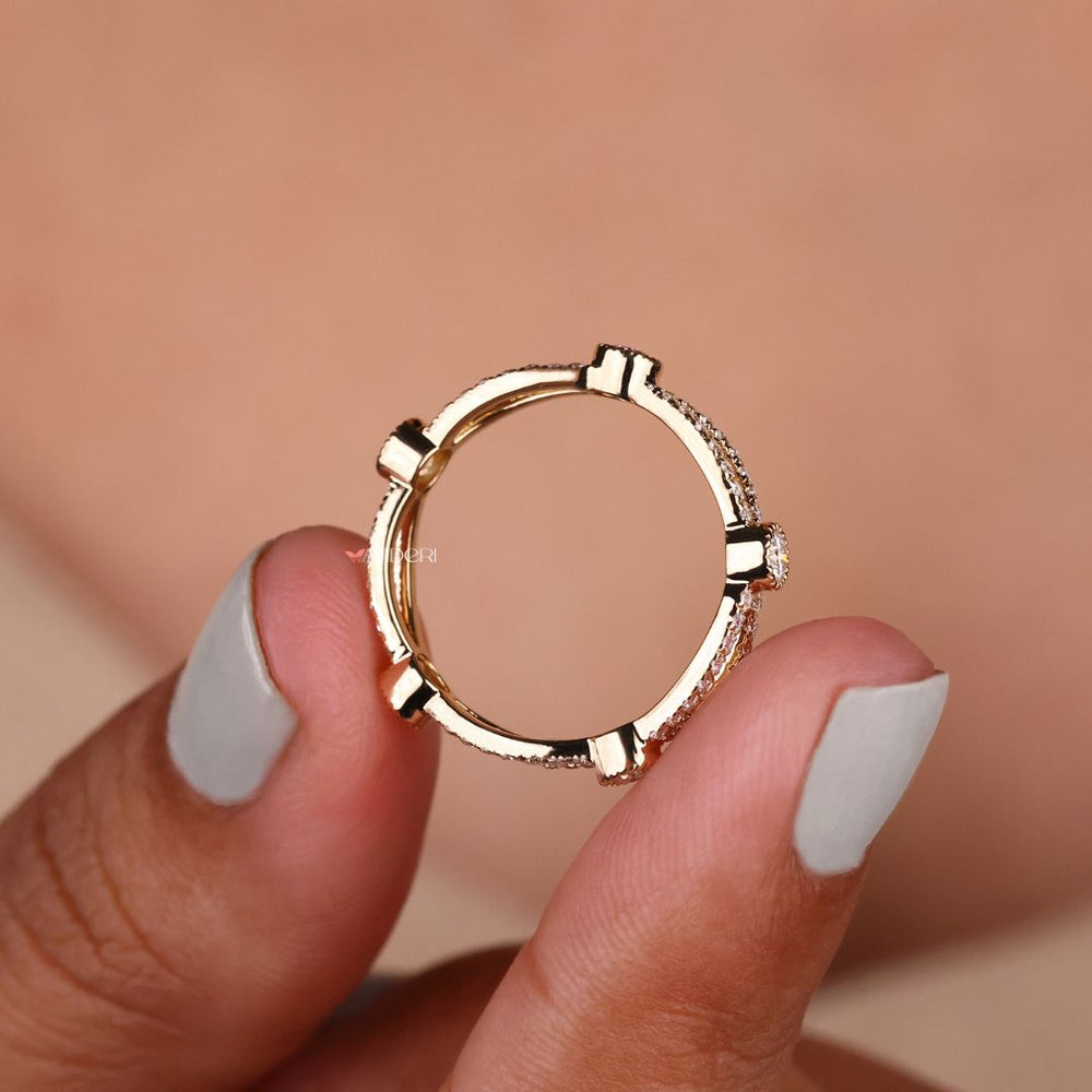 Yellow gold wedding band shines with warmth and elegance for a refined bridal look.
