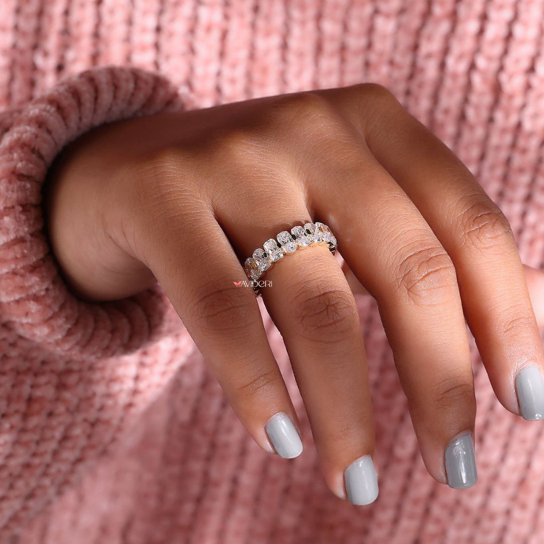 The Avideri band offers a modern and refined style.