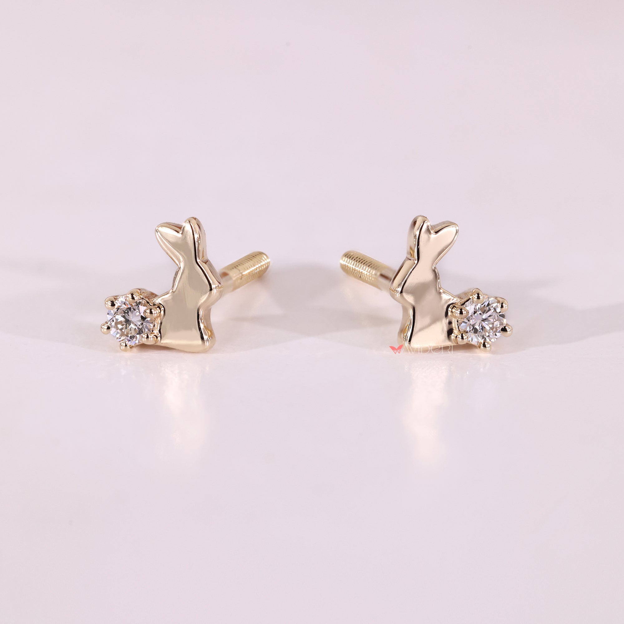 Six prong setting round diamond stud earrings.
