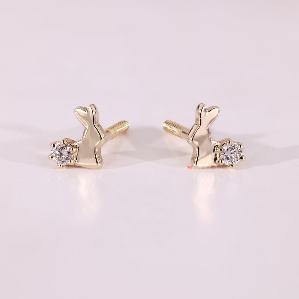 Six prong setting round diamond stud earrings.
