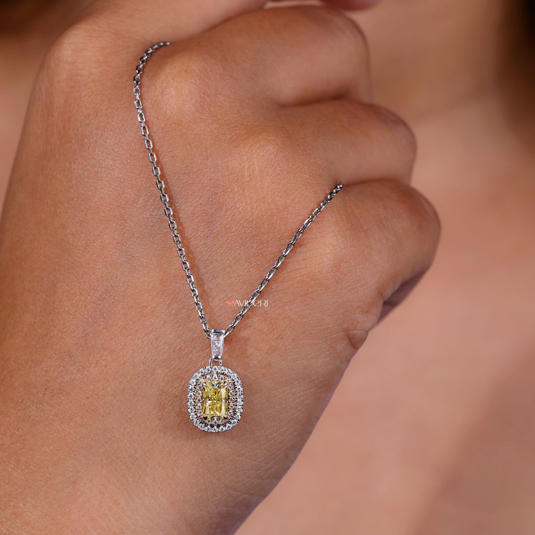 Round cut pendant with double halo in yellow gold.