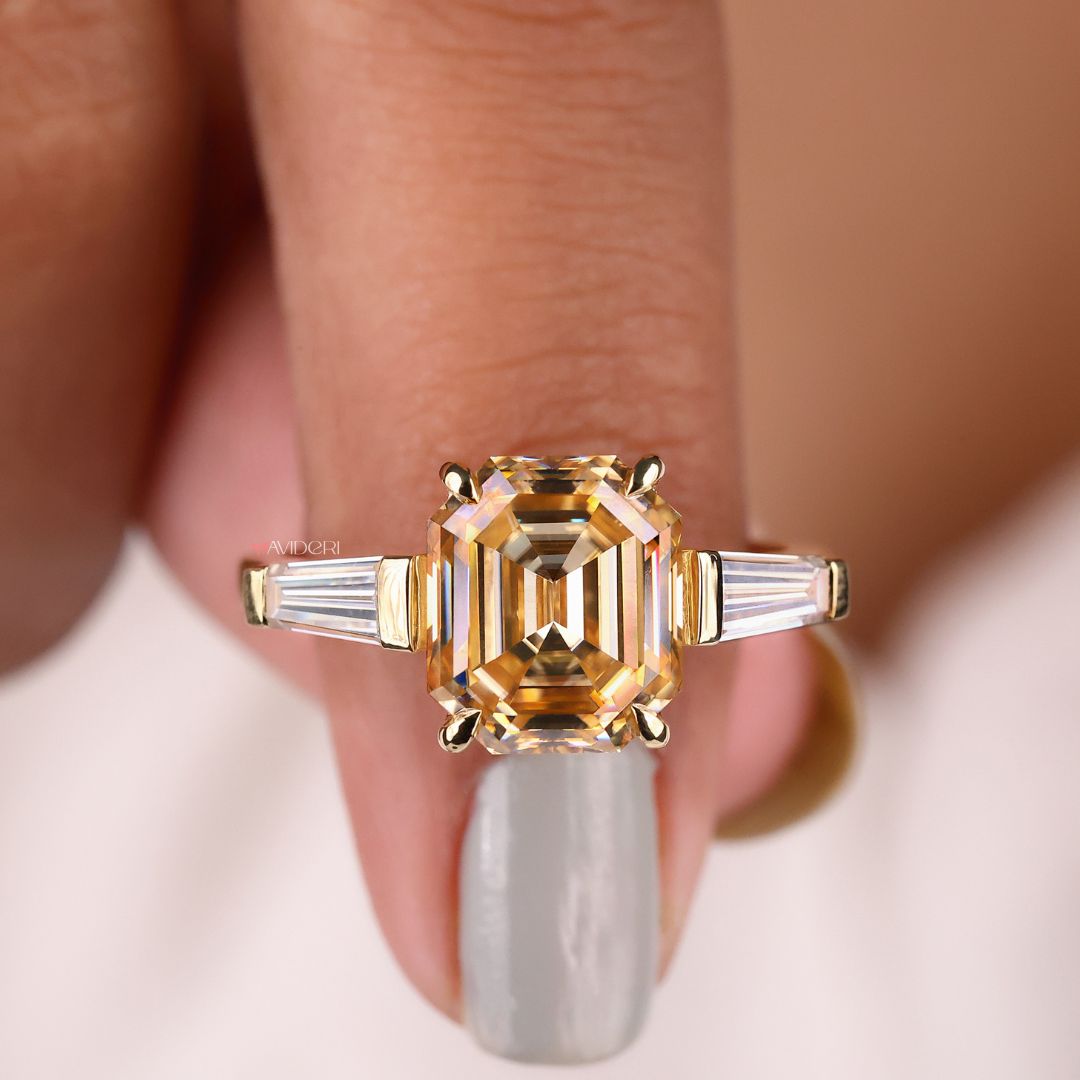 Bar setting ring with a structured yellow gold base
