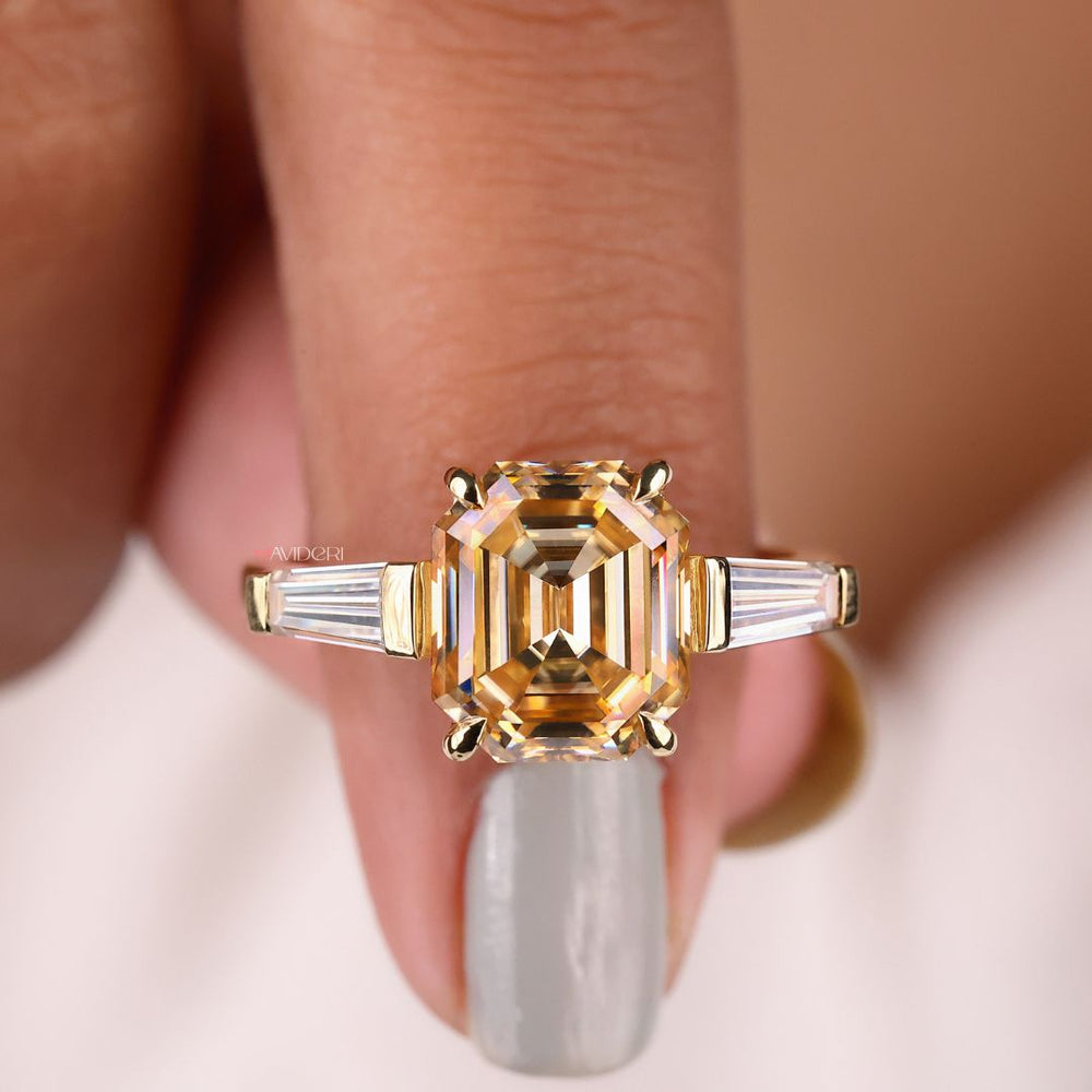 Bar setting ring with a structured yellow gold base
