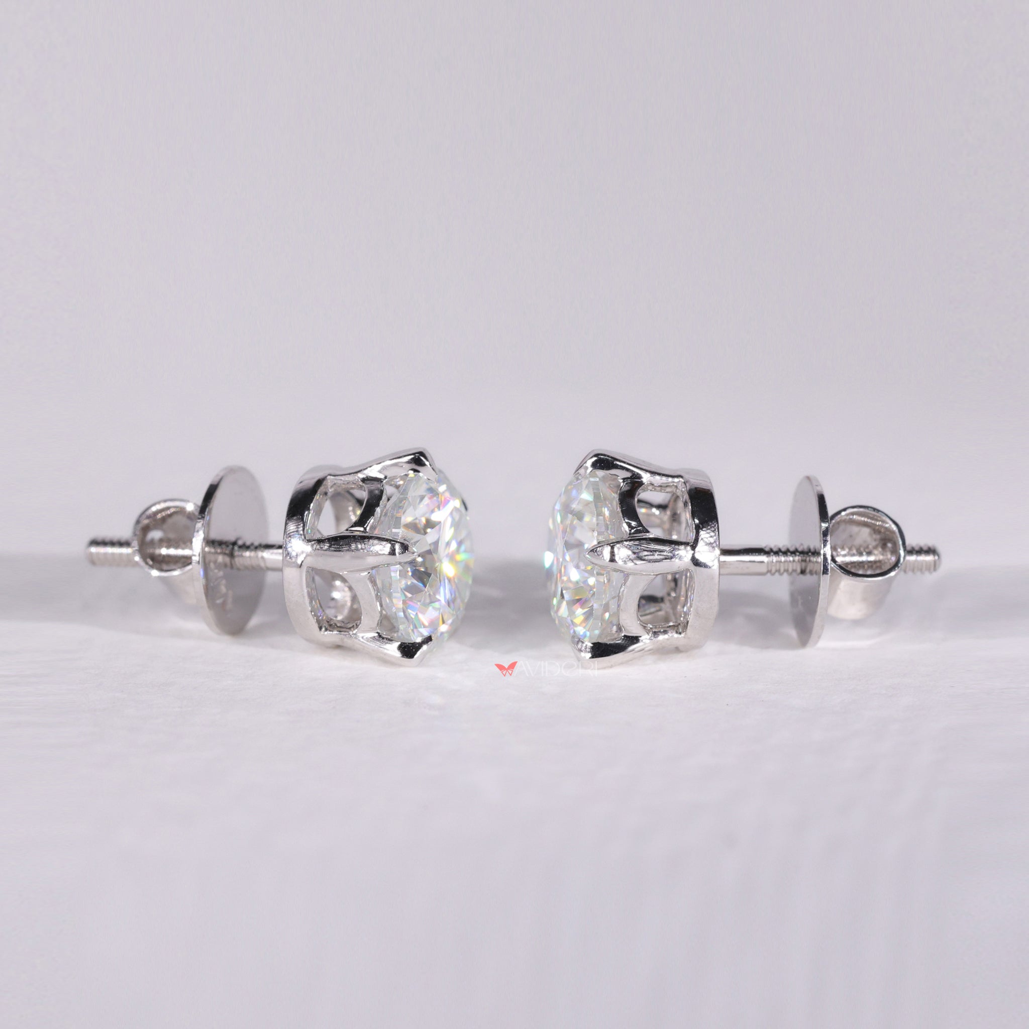 The Avideri earrings offer modern style and lasting elegance.