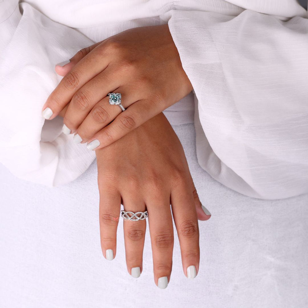 White gold ring polished to perfection with a bright tone.

