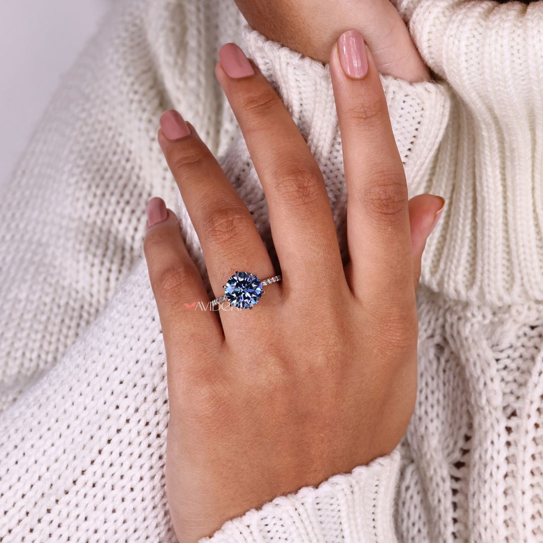 This round engagement ring is crafted to capture classic style with sparkle.
