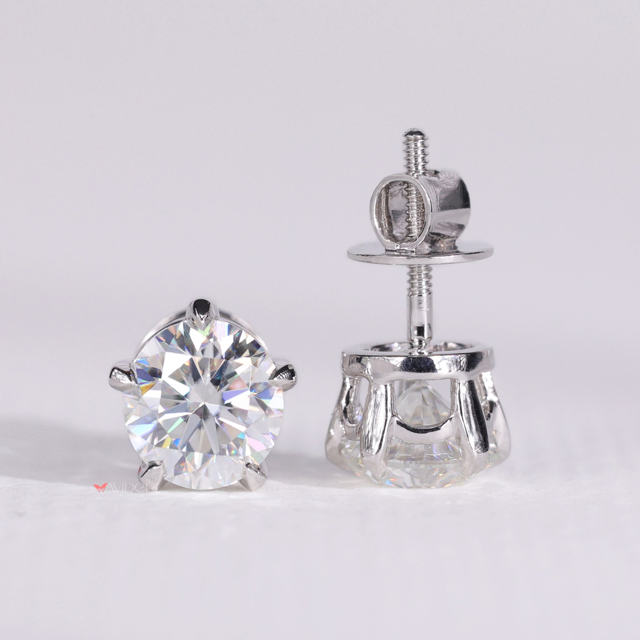 These white gold earrings offer a sleek, polished look.