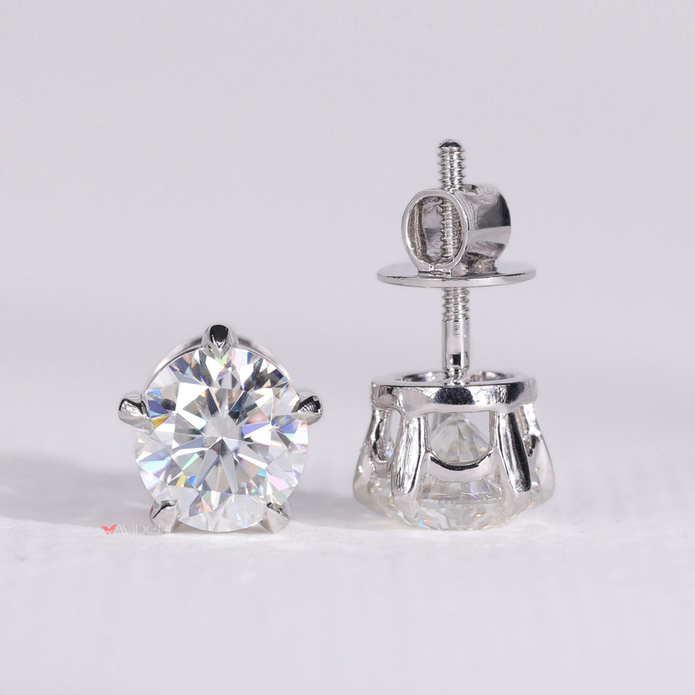 These white gold earrings offer a sleek, polished look.