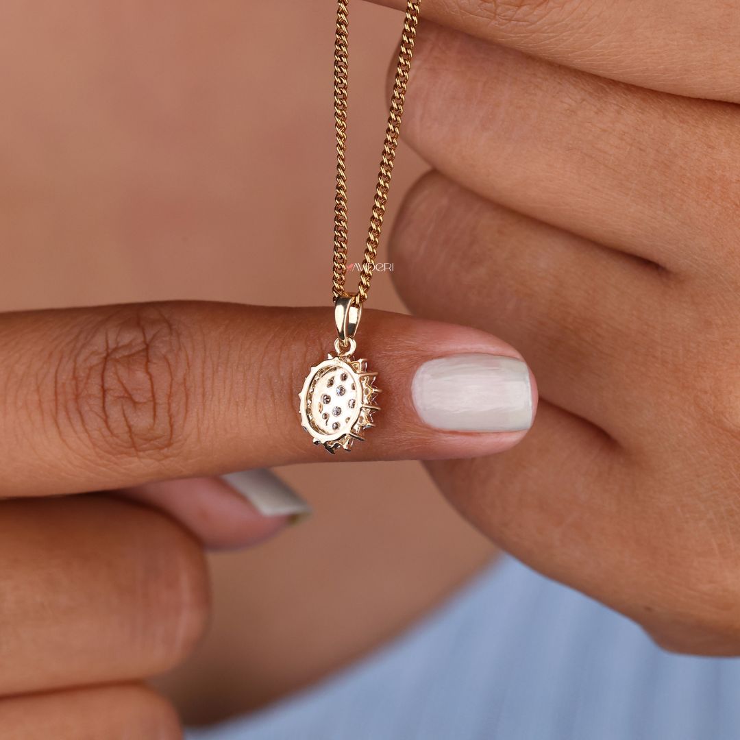 White and yellow gold pendant for a rich and timeless appeal.